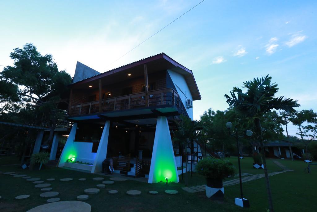 Eco Hotel Black & White - Anuradhapura Мігінтейл Екстер'єр фото