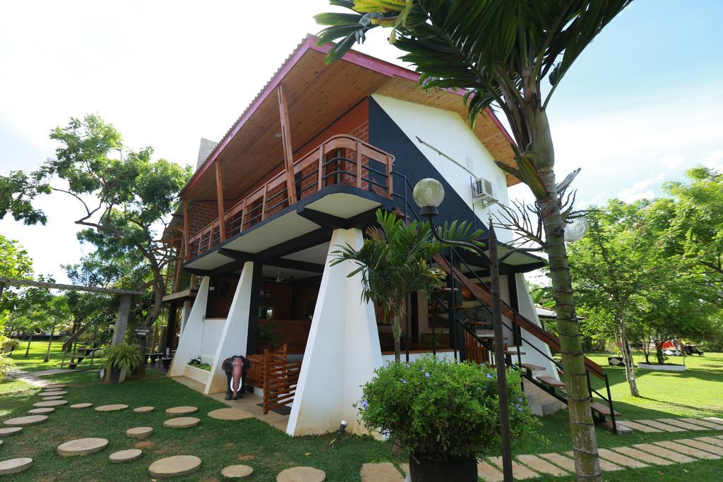 Eco Hotel Black & White - Anuradhapura Мігінтейл Екстер'єр фото