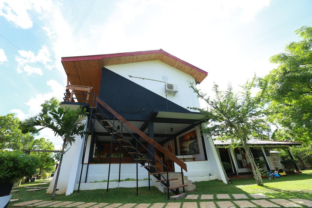 Eco Hotel Black & White - Anuradhapura Мігінтейл Екстер'єр фото