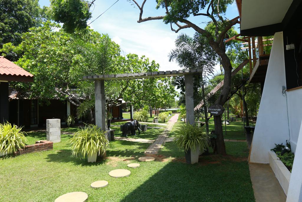 Eco Hotel Black & White - Anuradhapura Мігінтейл Екстер'єр фото