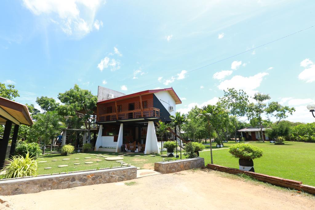 Eco Hotel Black & White - Anuradhapura Мігінтейл Екстер'єр фото